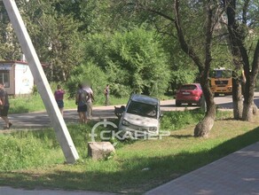 Появилось видео ДТП в котором автомобиль слетел с дороги в центре Благовещенска