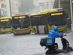 Десятки улиц Харбина снова затопило Более мощные ливни ждут 35 августа