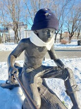 Бронзовому мальчику в парке Дружбы подарили шапку