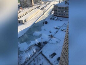 Вода прибывает на улице Воронкова жители показали как топит двор фото