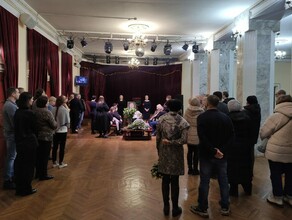 Актера Амурского театра драмы Александра Симонца проводили в последний путь аплодисментами