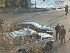 В ПетропавловскеКамчатском мужчина взял женщину в заложницы Полиция готовит штурм