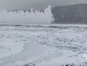 На участке Амура спасатели показали масштабный подрыв льда видео