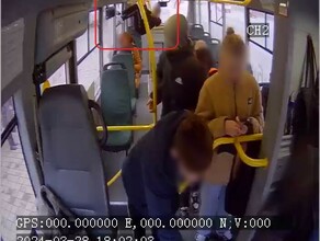 В Благовещенске попало на камеру как дети с риском для жизни вылезают из автобуса через окно видео