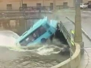 Число погибших в ДТП где автобус с пассажирами упал в реку выросло Что известно о трагедии в Петербурге