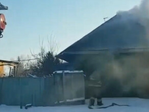 В Пояркове пожарные спасли автомобиль из горящего гаража видео