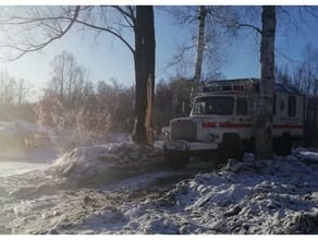 В Зейском районе спасатели эвакуировали людей замерзавших в сломанной машине 