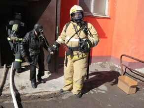 В Прогрессе пожарные спасли женщину из горящей квартиры
