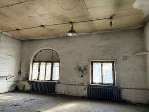 Арочные окна были переделаны в обычные прямоугольные