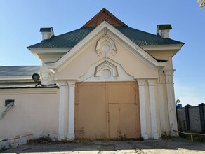 В этом здании располагалась домовая церковь - Успенская