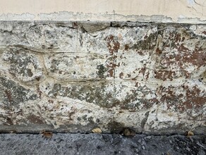 Фундамент здания указывает на его дореволюционную постройку