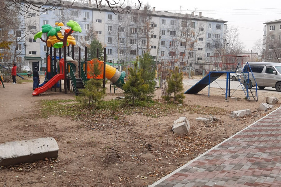 В Благовещенском дворе предписали снести детскую площадку, которая граничит  с парковкой ▸ Amur.Life
