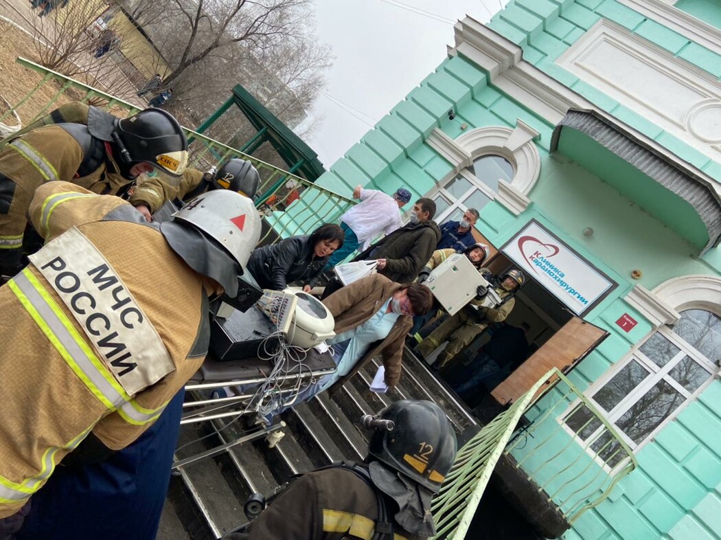 Пожарный прийтись. Тушение пожара Благовещенск. Пожар в Благовещенске. Пожар в кардиохирургии. Пожар тушат водой.