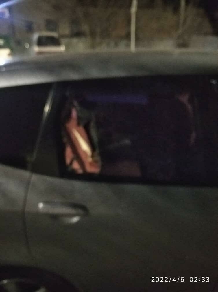 Z разбили. Обезьяна через окно машины. Девушка за стеклом в машине. Кинули в окно камень. Мужик выглядывает из окна машины.