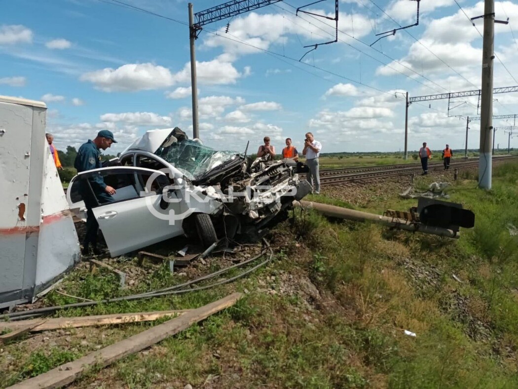 Авария на жд переезде ярославль. Столкновение поезда с авто. Дорожно-транспортное происшествие.