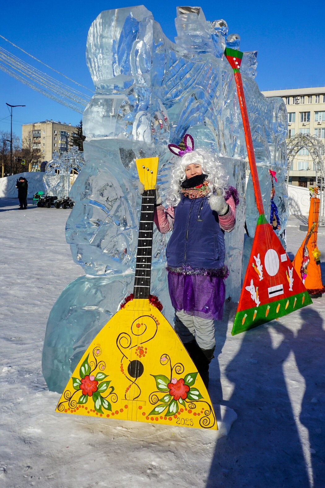 Балалайка конкурс 2024. Новогодний конкурс балалаек. Новогодняя балалайка. Электробалалайка необычной формы. Благовещенск фото.