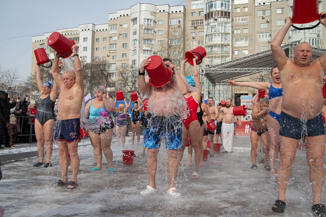 Горячая вода благовещенск. Обливание водой Поляков. Массовое обливание водой Пермь. Польская Пасха обливание водой. Баскетбол на обливание водой.