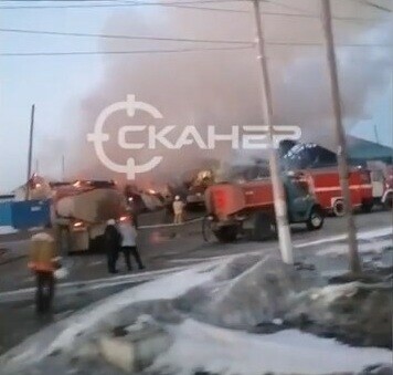 В Тыгде сгорели 4 магазина В тушении задействовали пожарный поезд видео