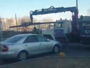 В Благовещенске эвакуатор увез машину которая загораживала проезд мусоровозу видео