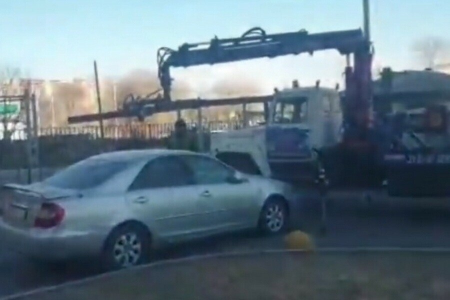 В Благовещенске эвакуатор увез машину которая загораживала проезд мусоровозу видео