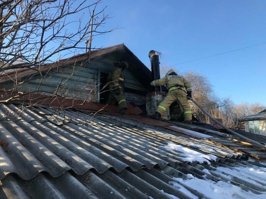 Пожар в жилом доме в УстьИвановке тушили спасатели из двух сёл