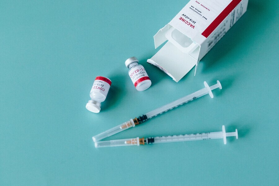 В Китае начали вакцинировать от COVID19 российских граждан Сколько это стоит
