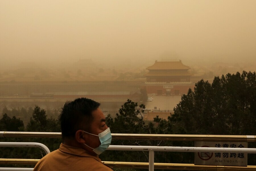 Песчаная буря из Монголии бушевала в Китае 