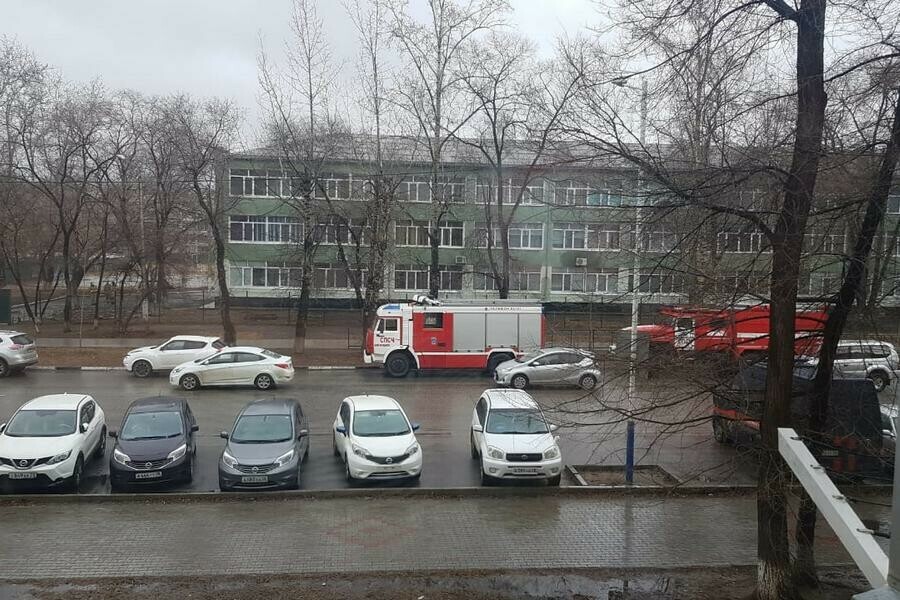 К школе  12 в Благовещенске съехались пожарные машины фото
