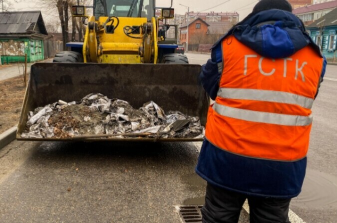 В Благовещенске продолжают откачивать дождевую и талую воду затопившую улицы 