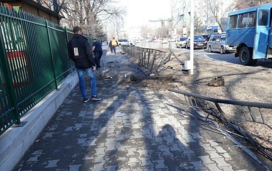 Утром в центре Благовещенска произошло ДТП Снова пострадало городское имущество 