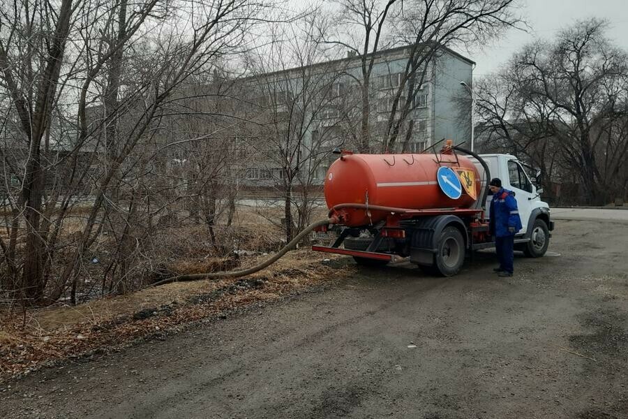 Бдительные благовещенцы заметили машину сливающую жидкость в канаву у дороги