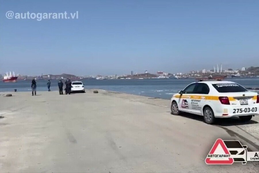 Во Владивостоке автомобилист уходя от ДПС слетел с пирса в море и погиб  видео