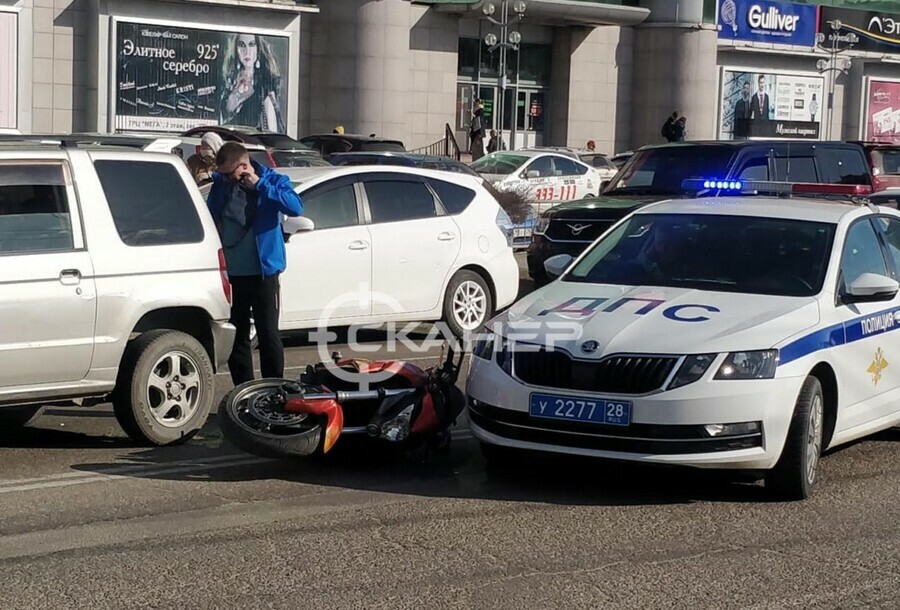 В центре города мотоциклист въехал в автомобиль уходя от погони ДПС фото видео