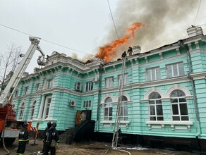 В горящем здании кардиохирургического центра шли две операции Одного пациента эвакуировали фото видео