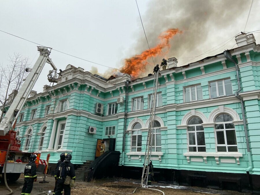 В горящем здании кардиохирургического центра шли две операции Одного пациента эвакуировали фото видео