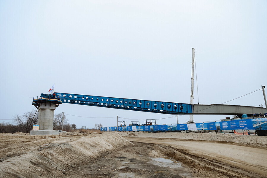 В Благовещенске на строительстве нового моста начались работы по надвижке пролетного строения