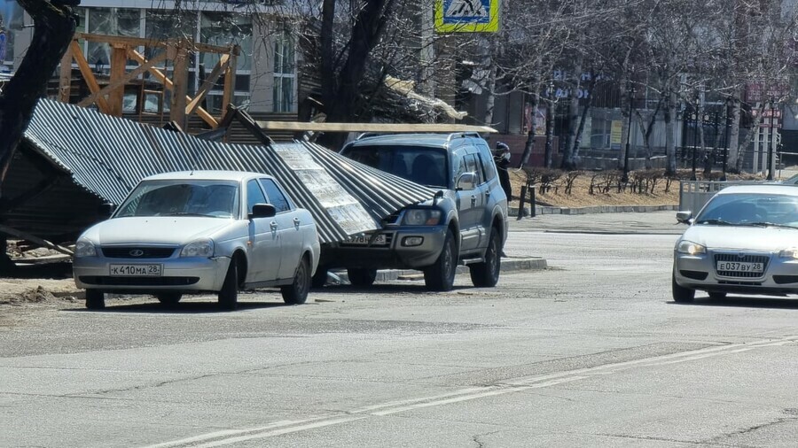 В Благовещенске возле строящегося торгового центра на машины упала крыша временного тротуара