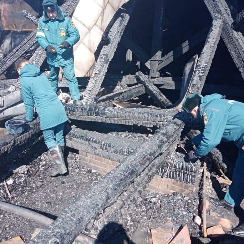 Дознаватели МЧС начали искать причину пожара на крыше Амурского кардиоцентра
