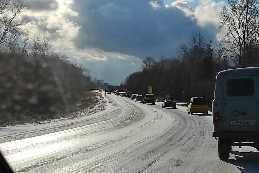 Изза снегопада в Благовещенске образовались пробки на аэропортовской трассе и на мосту через Зею фото