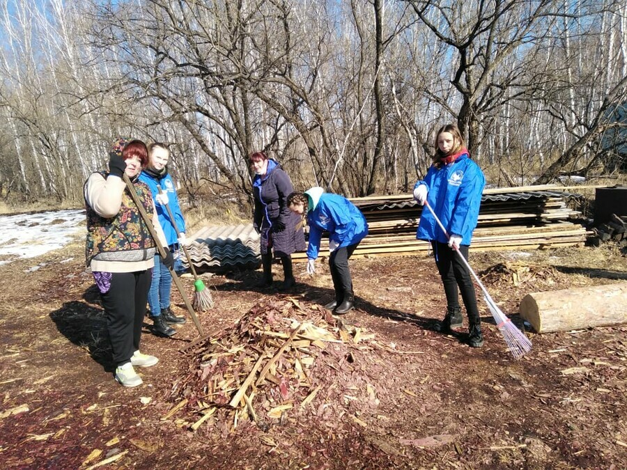 Волонтеры помогают наводить порядок во дворах домов амурчан Кто может рассчитывать на помощь