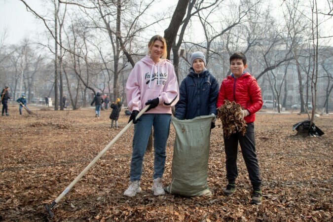 В Благовещенске на субботнике в городском парке собрали больше 1 000 мешков мусора