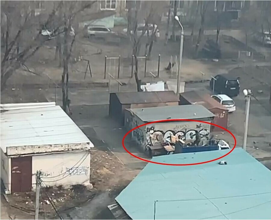 В Благовещенске неизвестные выгрузили во дворе грузовик мусора и уехали видео