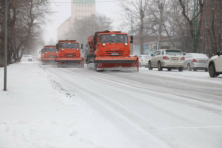 Улицы от снега в Благовещенске очищают  27 единиц спецтехники