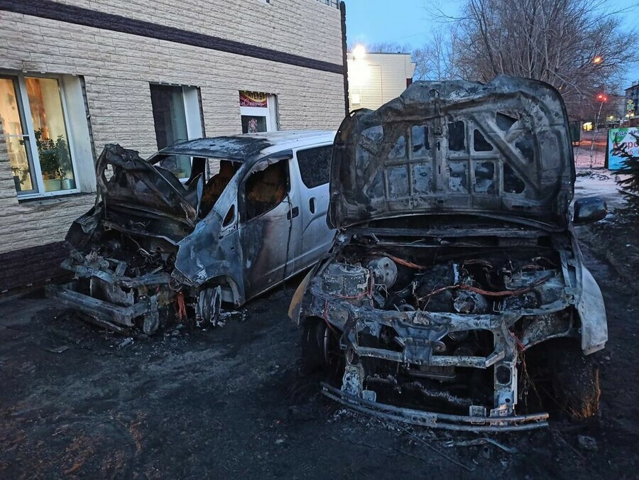 Ночью в Белогорске сгорели машины двух местных депутатов от ЛДПР фото видео