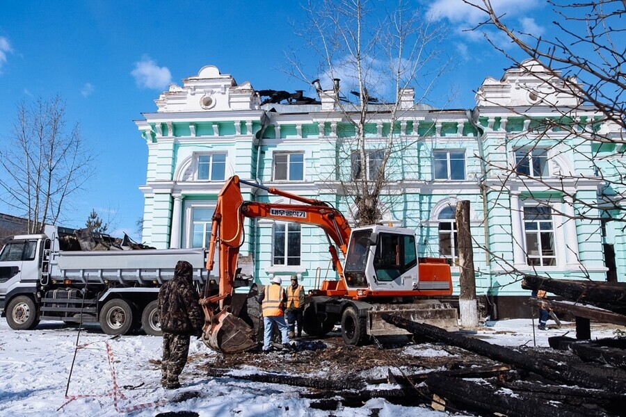 Сгоревшую кровлю кардиоцентра в Благовещенске начали разбирать фото