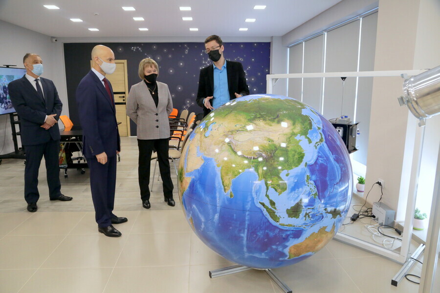 В День космонавтики в АмГУ открыли две новые лаборатории для школьников