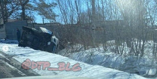 В Архаре автомобиль ДПС вылетел в кювет и перевернулся