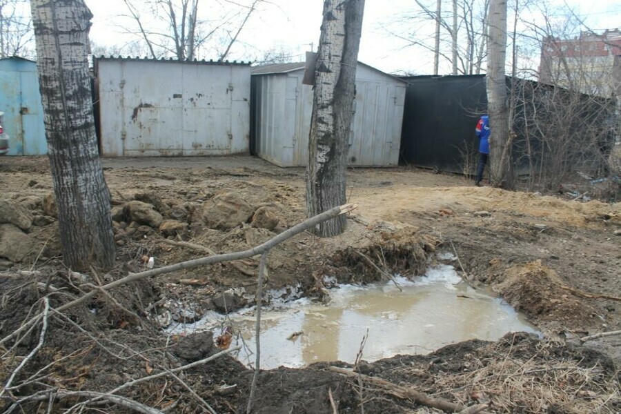 В микрорайоне Благовещенска не могут устранить порыв воды изза незаконно установленных гаражей 