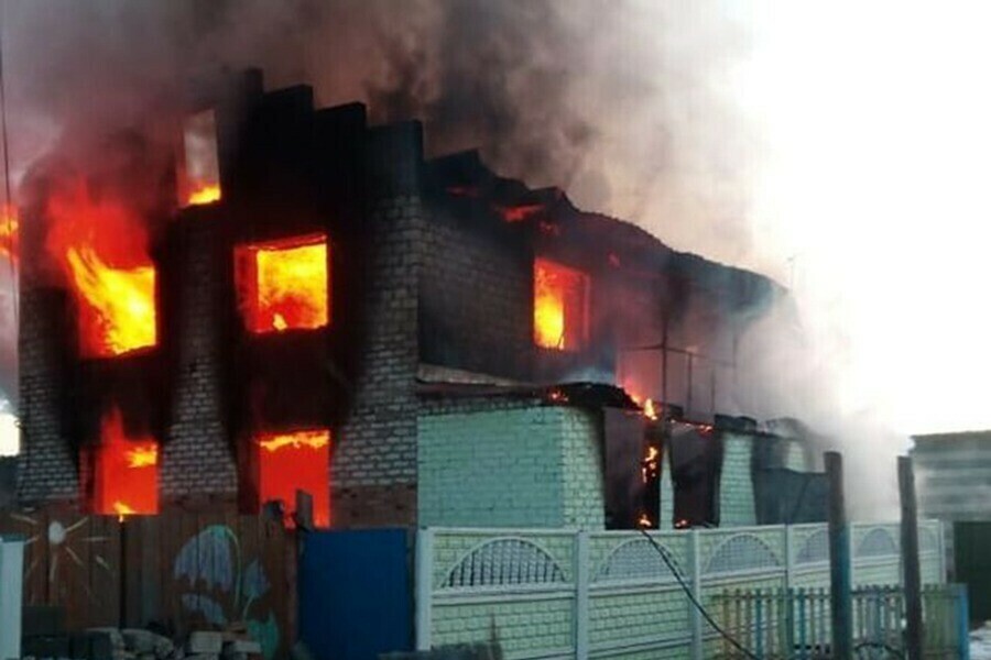 При пожаре в доме многодетной семьи в Нижних Бузулях пострадали глава семейства и его супруга