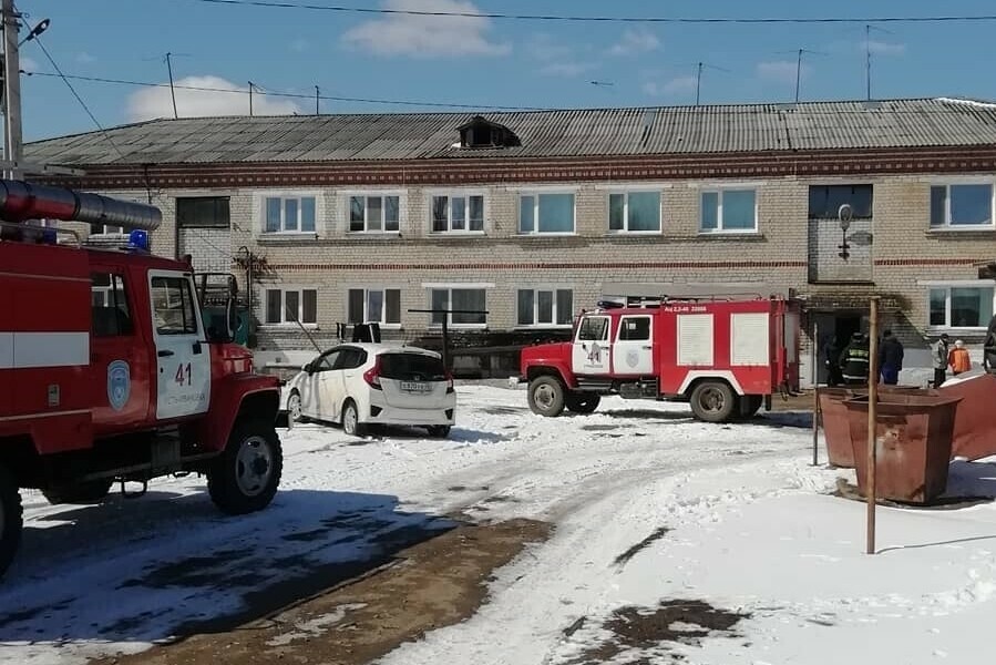 В селе Волково из двухэтажного дома эвакуировали  больше 20 детей 